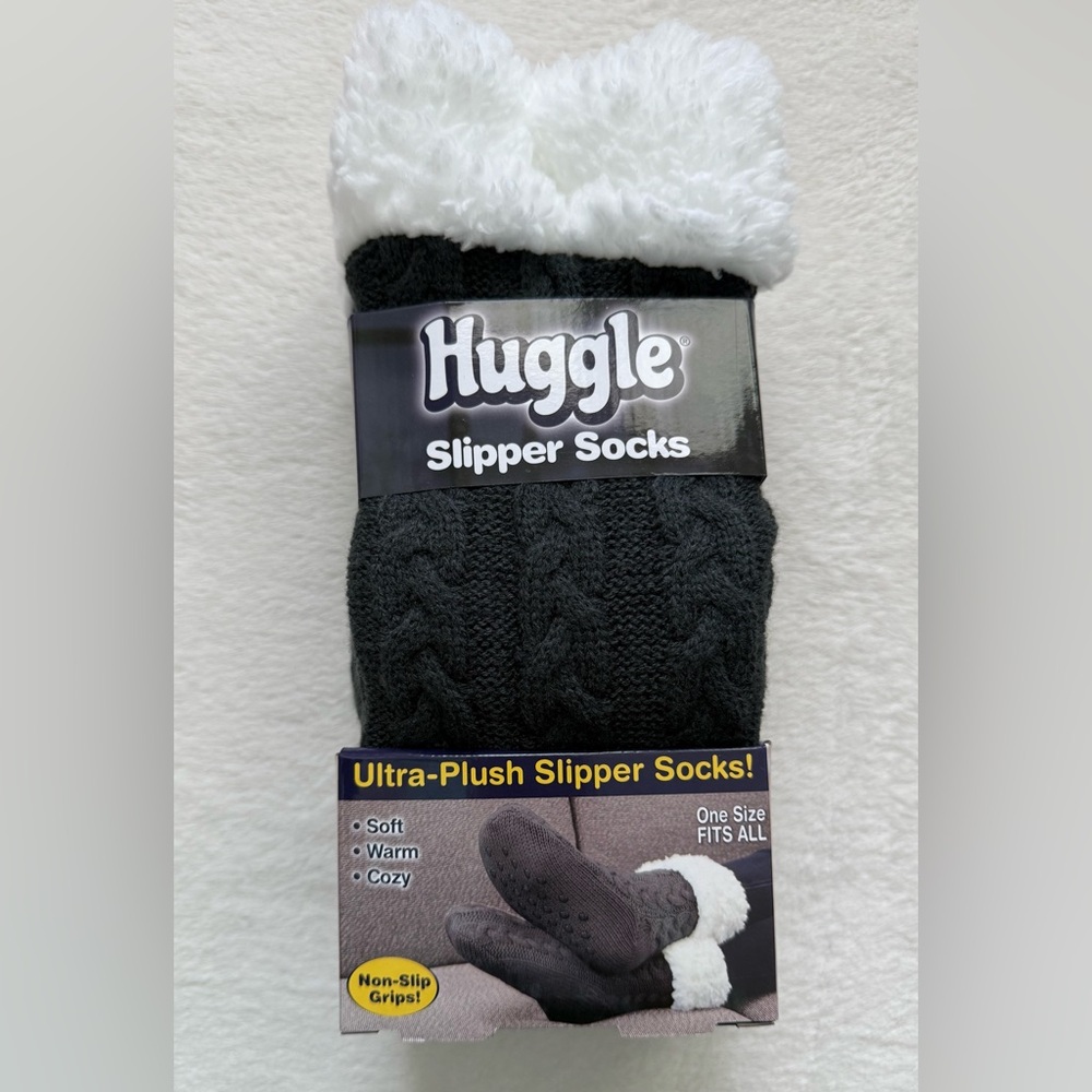 NWT HUGGLE Ultra-Plush Slipper Socks